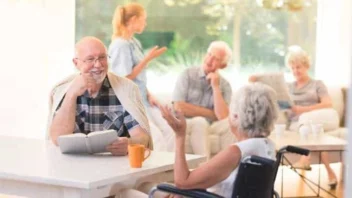 Lares Privados Atendem às Necessidades. Idosos em convívio num lar privado, recebendo cuidados personalizados num ambiente acolhedor e seguro.