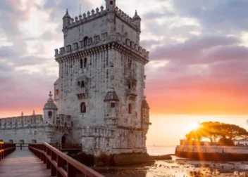 Cuidados a idosos. Idosos em Portugal. Torre de Belém ao pôr do sol, símbolo histórico que evoca a passagem do tempo e os desafios do envelhecimento em Portugal.