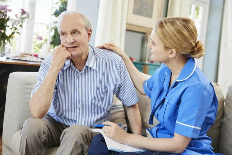 depressão e solidão em idosos. Cuidadora oferece apoio emocional a idoso em momento de solidão, reforçando a importância da presença e escuta ativa na terceira idade.