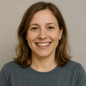 Retrato de Marta Silva, neta de residente, com expressão sorridente e acolhedora, representando vínculo familiar, confiança e afeto no Lar Sítio da Luz.