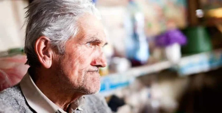 idosos tornam-se difíceis. Idoso com expressão séria e pensativa, representando os desafios emocionais e comportamentais do envelhecimento.