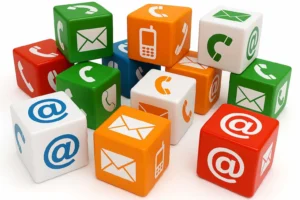 Cubos coloridos com ícones de contacto — telefone, email, telemóvel e arroba