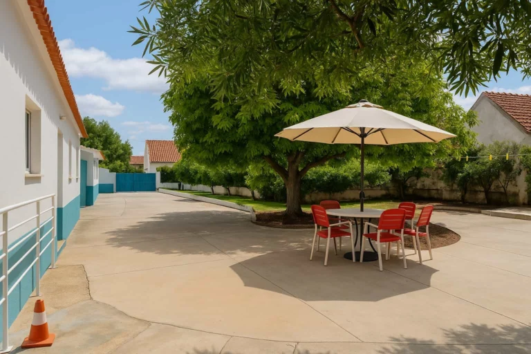 viver fora do centro urbano na terceira idade, espaco-exterior-com-sombra-e-mesa-no-sitio-da-luz.