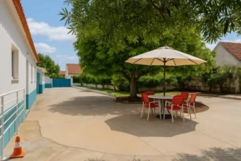 viver fora do centro urbano na terceira idade, espaco-exterior-com-sombra-e-mesa-no-sitio-da-luz.