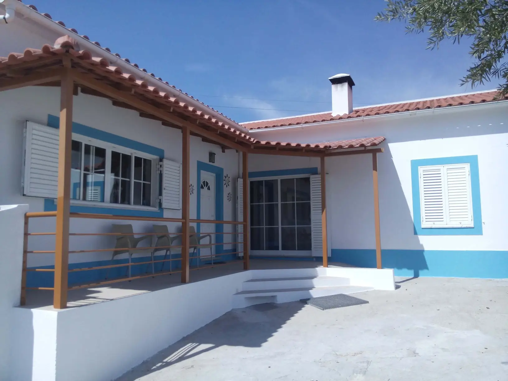 Fachada tradicional com alpendre