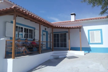 Pátio exterior da Residência Sénior Lar Sítio da Luz com área de convívio e sombra