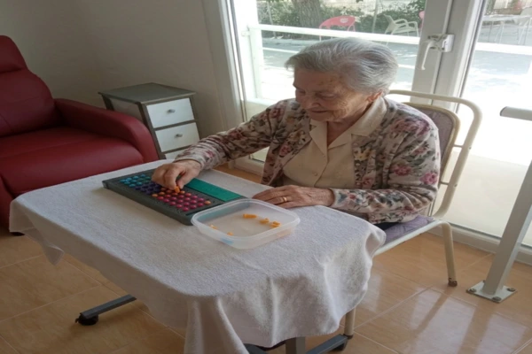 Idosos a jogar jogos de tabuleiro para estimulação cognitiva